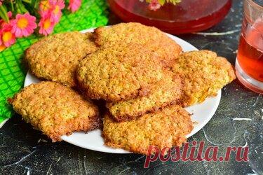 Печенье «Царское» — прекрасное угощение к любому столу Приготовление: 20 мин. Порций: 3. Калории (на 100 г.): 380. Сложность: Простой. Кухня: Русская. Печенье «Царское» получается очень вкусным и готовить его не сложно. Кстати, эту выпечку можно отнести и к полезным, так как готовится она из овсяных хлопьев. Подавать к столу готовое печенье желательно после того, как оно хотя бы немного остынет. Лучше всего оно сочетается с молоком или какими-нибудь горячими напитками, к п...