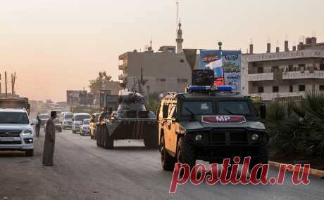 Российские военные начали патрулировать линию разграничения зон в Сирии. Российские военные начали патрулировать линию разграничения между «российской» зоной ответственности в Сирии и зоной, находящейся под контролем международной антитеррористической коалиции во главе с США, сообщил ТАСС представитель Центра по примирению враждующих сторон в Сирии (ЦПВС) Виктор Кудинов.