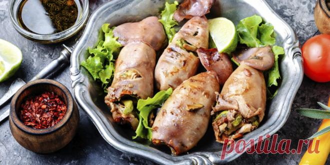 15 лучших рецептов фаршированных кальмаров — Лайфхакер Лайфхакер собрал холодные и горячие варианты. Кальмары, фаршированные рисом, грибами, сыром, овощами, получатся очень нежными и вкусными.