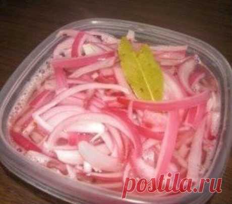 Маринованный лучок для шашлыка,  и просто с хлебушком покушать.

4-5 луковиц
2-3 зубчика чеснока
2-3 ст.л. уксуса
5 ст.л. растительного масла
2-3 ч.л. сахара
лавровый лист
перец черный
сухая зелень петрушки и укропа
соль по вкусу.

Лук нарезаем кольцами или полукольцами
Складываем нарезанный лучок в гламурную посудку
Добавляем сухую зелень петрушки и укропа
Далее лавровый лист
Следом сахар
Перец (соль по - вкусу)
Заливаем уксусом
Хорошенько перемешиваем
Далее обжариваем на...