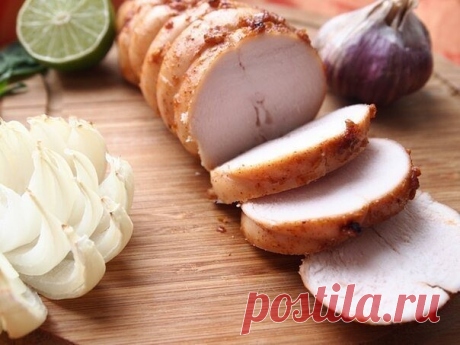 Куриная пастрома 

Ингредиенты:

 1 шт. грудка куриная (без кости)
 2 ст. молоко коровье
 3 ч.л. соль
 1 ст.л. масло оливковое
 1 ст.л. соевый соус
 1 ч.л. мед
 1/4 ч.л. мускатный орех
 1/2 ч.л. паприка (сладкая)
 1 ст.л. сок лайма
 3 зубчика чеснок

Приготовление:

Куриная пастрома - это прекрасная замена напичканным химией магазинным мясным изделиям и просто замечательная закуска. Причем готовится пастрома достаточно просто. Куриную грудку помыть и поместить в емкость. З...