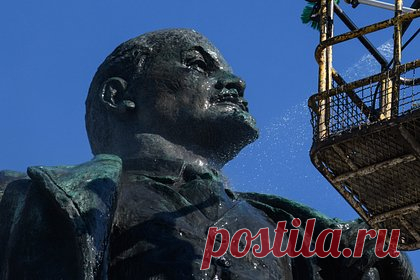 В Киргизии демонтировали один из самых высоких памятников Владимиру Ленину