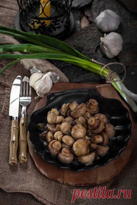 Шампиньоны с чесноком Магистра Иллирио. "Игра престолов" 









Magister Illyrio’s Garlic Butter Roasted Mushrooms"Грибы", провозгласил магистр, уловив доносящийся запах."Поцелованые чесноком и купающиеся в масле. Мне говорили, что вкус изысканный. Возьм…