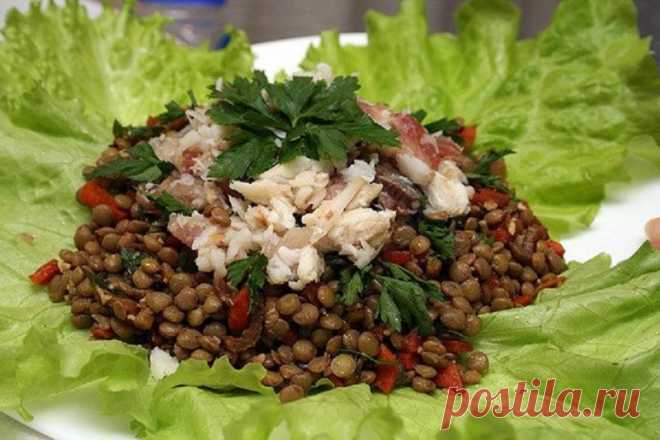 С кисло-копченым вкусом — весьма неожиданно, но приятно! Салат из чечевицы с рыбой — Вкусные рецепты