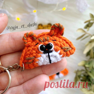 Брелок "Тигровая долька" амигуруми. Схемы и описания для вязания игрушек крючком! Бесплатный мастер-класс от Ирины Баевой по вязанию брелка "Тигровая долька". Размер вязаной игрушки примерно 3,5 см в ширину и 2,5 мм в длин…