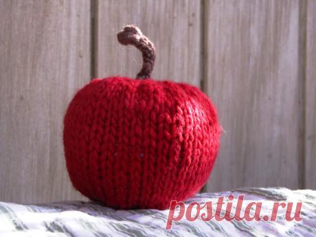 Игольница "Яблоко": вязание спицами