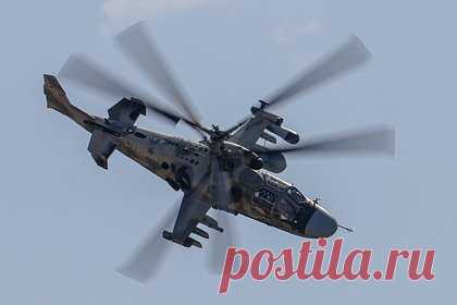 Военный вертолет заметили в небе рядом с аэропортом Внуково и сняли его на видео