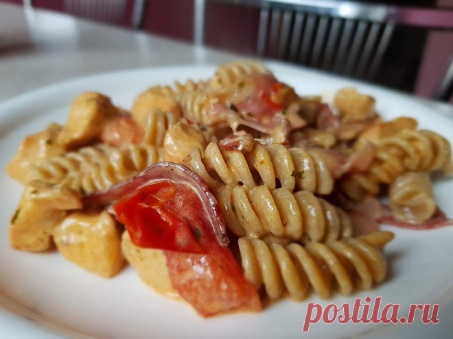 Skaniausias būdas pagaminti makaronus su vištiena. Nustebsite! Makaronai su vištiena ir kumpiu - labai gardus patiekalas, kurį nesunkiai pasigaminsite pagal pateiktą receptą šioje svetainėje. Daug gerų ir išbandytų receptų vienoje vietoje, kuriuos tiesiog privalote išmėginti!