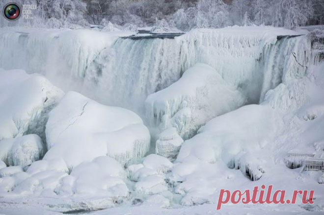 Замёрзший Ниагарский водопад