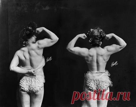 Старые винтажные фотографии сильных и накаченных женщин.
