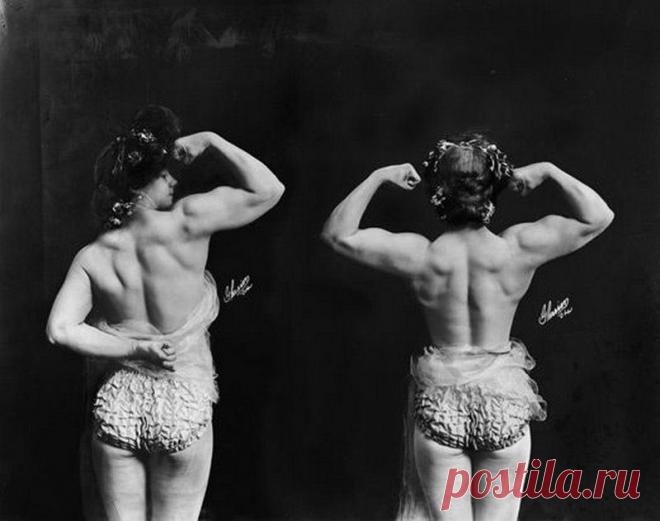 Старые винтажные фотографии сильных и накаченных женщин.