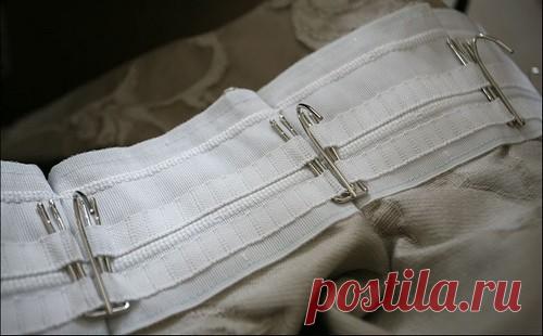 Как пришить ленту к шторе или на тюль: 3 способа это сделать правильно Как пришить ленту к шторе, для этого выберите плотную ткань в цвет ваших штор. Для тюля выбирайте прозрачную тесьму что бы она не выделялась на фоне.