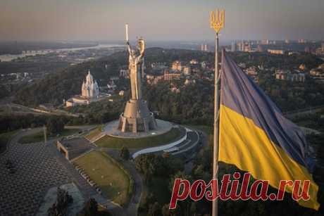 На Украине мобилизовали привезшего детей на соревнования водителя автобуса. На Украине сотрудники территориального центра комплектования (ТЦК) задержали водителя автобуса, который привез в Ужгород из Винницкой области детскую сборную на соревнования. Один из местных журналистов рассказал, что мужчина остановился в хостеле, где ночью его силой задержали сотрудники ТЦК вместе с полицейскими.
