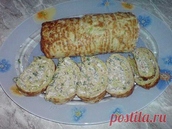 Рулет из кабачков с сыром, и чесноком 

2 шт кабачка средних

3 шт яйца

1 шт лук

1 стакан муки

соль и перец по вкусу

200 гр сыра

2 зубчика чеснока средних

1 пучок зелени

Приготовление по рецепту рулета из кабачка:

Натереть очищенный кабачок на крупной терке, добавить к нему мелко измельченный лук, яйца, муку, посолить, поперчить. Все хорошо перемешать. Выложить в прямоугольную форму на фольгу и запечь 15 мин при температуре 180 градусов (ставить в разогретую духовк...