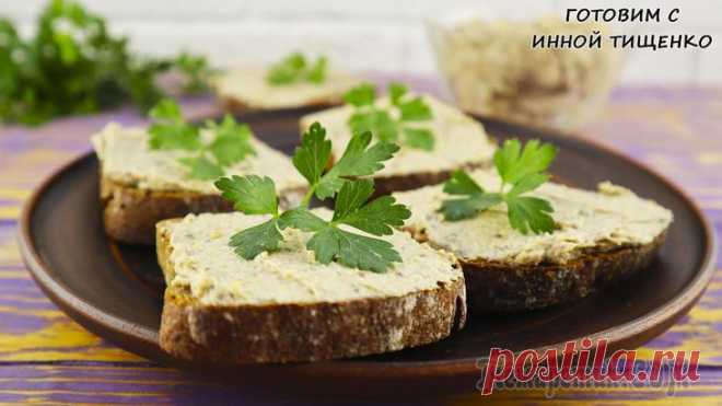Вкуснейшая намазка на хлеб за 3 минуты! Отличный вариант для бутербродов на праздничный стол Вкусная, недорогая, очень простая и быстрая в приготовлении намазка на хлеб, подойдет и на праздник, и для быстрого перекуса.Ингредиенты:Плавленый сырок – 180 грамм 2 Шпроты в масле – 160 грамм1 Перец...