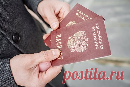 Пенсионерке из ДНР исправили паспорт с несуществующей датой рождения. В Орловской области пенсионерке из Донецкой народной республики (ДНР) помогли получить новый паспорт и исправить несуществующую дату рождения — 29 февраля 1953 года. Чтобы исправить ошибку в документе, пенсионерке пришлось обратиться в суд для внесения изменений в запись о рождении.