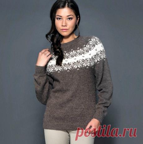 Коричневый джемпер с жаккардовой кокеткой

Классический джемпер с традиционным норвежским узором – вещь на все времена!
РАЗМЕРЫS (M–L) XL; 
обхват груди: 87 (98–107) 115 см; 
общая длина: 60 (62–64) 67 см; 
длина рукава: 47 (46– 46) 45 см. 
Длину можно варьировать.

ВАМ ПОТРЕБУЕТСЯ

Пряжа Alpakka (100% шерсти альпака; 110 м/50 г) – 9 (10–11) 12 мотков (по 50 г) меланжевой коричневой и 2 мотка (по 50 г) натурально-белой; круговые и чулочные спицы № 3 и 3,5; маркеры петель.
...