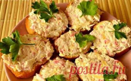Бутерброды с крабовыми палочками и сыром Быстрее угощения не придумаешь, смело готовьте к приходу гостей!