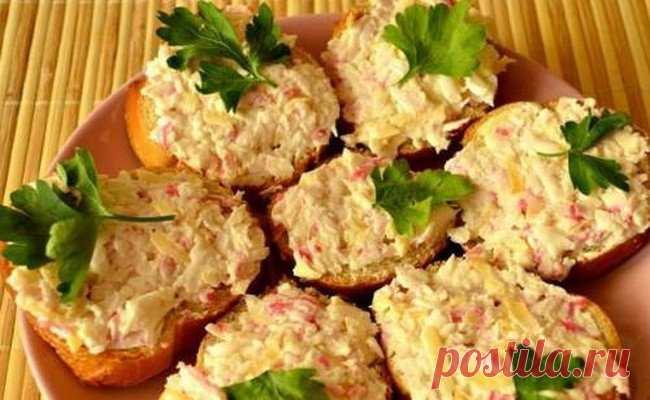Бутерброды с крабовыми палочками и сыром Быстрее угощения не придумаешь, смело готовьте к приходу гостей!