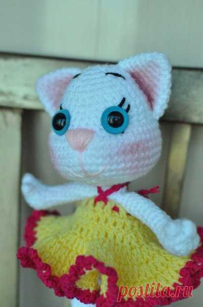 Ухо 2 шт.

1. 6 сбн в кольцо
2. (1 сбн, пр) (9)
3. (2 сбн, пр) (12)
4. (3 сбн, пр) (15)
5. (4 сбн, пр) (18) 
6. (5 сбн, пр) (21)
7. по кругу (18)
8. (6 сбн, пр) (24)

У меня получились вот такие 


Голова

1. 6 сбн в кольцо.
2. пр (12)
3. (сбн, пр)*6 (18)
4. (2сбн, пр)*6 (24)
5. по кругу (24)
6. (3сбн, пр)*6 (30)
7. по кругу (30)
8. (4сбн, пр)*6 (36)
9-11 по кругу (36) - 3 ряда
12. 10пр, 3 сбн, 10 пр, 13 сбн (56)
13. по кругу (56)
14. 43 сбн, уб, 9 сбн, уб (54)
15. 43 сбн,...