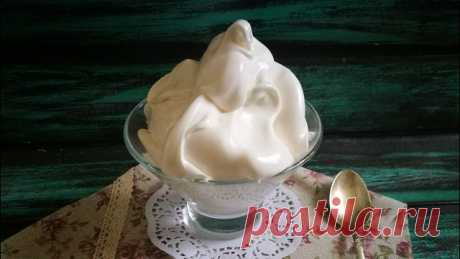 БЕЛКОВЫЙ КРЕМ ДЛЯ ТОРТА
200 гр. сахара 
3 яйца 
100 мл. воды 
щепотка соли 
100 мл воды вылейте в сотейник, добавьте сахар. Тщательно перемешайте. 
Варите сироп до тех пор, пока сахар не растворится. Готовность карамели проверить просто – капните ею в стакан с водой. Если сформировался шарик, сохраняющий форму, – снимайте сотейник с огня. 
Белки отделите от желтков. Холодные белки взбейте со щепоткой соли до крепких пиков. 
Не переставая взбивать, тонкой струйкой влейте карамель в белки.