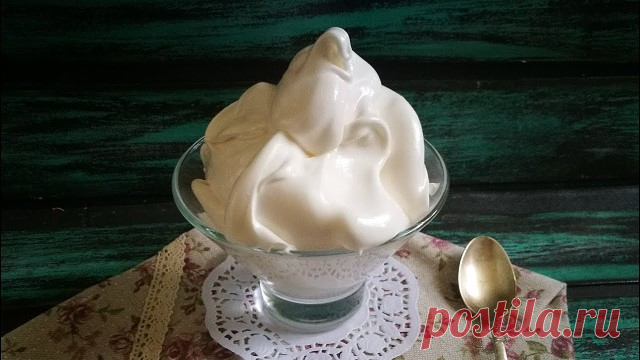 БЕЛКОВЫЙ КРЕМ ДЛЯ ТОРТА
200 гр. сахара 
3 яйца 
100 мл. воды 
щепотка соли 
100 мл воды вылейте в сотейник, добавьте сахар. Тщательно перемешайте. 
Варите сироп до тех пор, пока сахар не растворится. Готовность карамели проверить просто – капните ею в стакан с водой. Если сформировался шарик, сохраняющий форму, – снимайте сотейник с огня. 
Белки отделите от желтков. Холодные белки взбейте со щепоткой соли до крепких пиков. 
Не переставая взбивать, тонкой струйкой влейте карамель в белки.