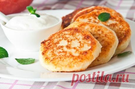 Низкокалорийные сырники
  на 100 грамм - 72.6 ккал. Б/Ж/У - 7.56/0.28/10.06 
Ингредиенты:
Нежирный творог 0% - 250г
Белки - 2 шт.
Мука - 1 ст. л.
Яблоки - 2 шт.
Сахарная пудра с корицей - 1 ст. л.
Приготовление:
1.Смешиваем все в массу и лепим из не сырники.
2.На противень кладем бумагу для выпечки и кладем сырники.
3.Выпекать примерно 10-15 минут.
Приятного аппетита!