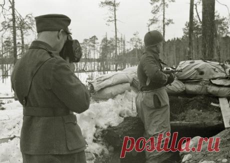 Мгновение войны. Смерть на передовой, 1943 г. (фото) 
Военный корреспондент финской армии ведёт киносъёмку на переднем крае, Карелия 8-е апреля 1943 г.Восьмого апреля 1943 г., группа военных корреспондентов финской армии, в сопровождении фенриха из штаб…