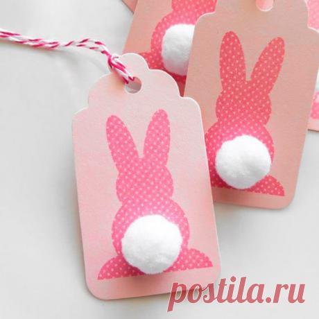 12 необычных идей для ваших бирочек для ваших работ и подарков 
 https://www.livemaster.ru/topic/1397867-12-neobychnyh.. 

С машинной строчкой удивили