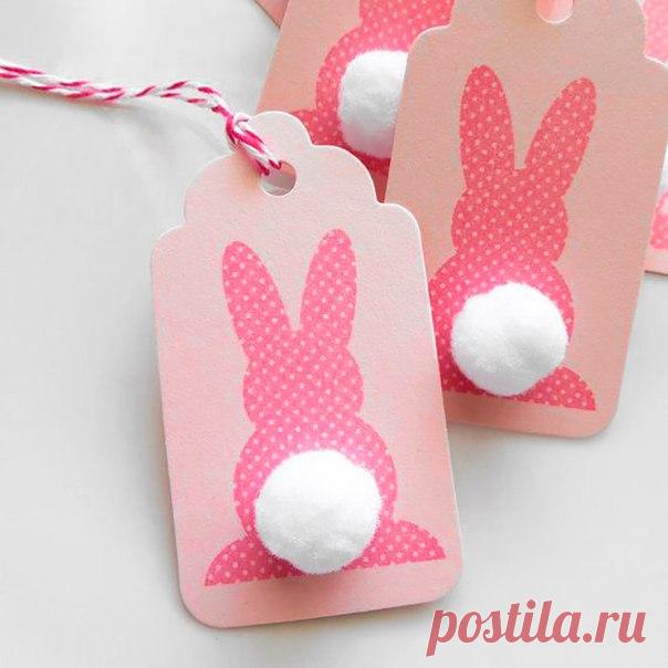 12 необычных идей для ваших бирочек для ваших работ и подарков 
 https://www.livemaster.ru/topic/1397867-12-neobychnyh.. 

С машинной строчкой удивили