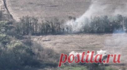 Штурмовая группа ВСУ попала под огонь российского танка — видео. Российская воздушная разведка засекла штурмовую группу ВСУ на Купянском направлении. Танкисты 1-й гвардейской танковой армии вышли на дистанцию в несколько сотен метров от противника и ударили по нему прямой наводкой. Планы ВСУ занять более выгодные позиции были сорваны. Подробнее — в материале военкора RT Александра Симонова. Читать далее
