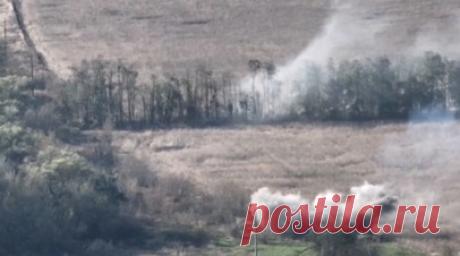 Штурмовая группа ВСУ попала под огонь российского танка — видео. Российская воздушная разведка засекла штурмовую группу ВСУ на Купянском направлении. Танкисты 1-й гвардейской танковой армии вышли на дистанцию в несколько сотен метров от противника и ударили по нему прямой наводкой. Планы ВСУ занять более выгодные позиции были сорваны. Подробнее — в материале военкора RT Александра Симонова. Читать далее