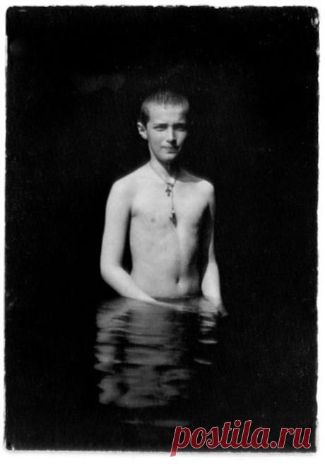 У Алексея Николаевича была гемофилия — нарушение свертываемости крови. Болезнь влияла на суставы, и иногда он не мог ходить или двигать рукой