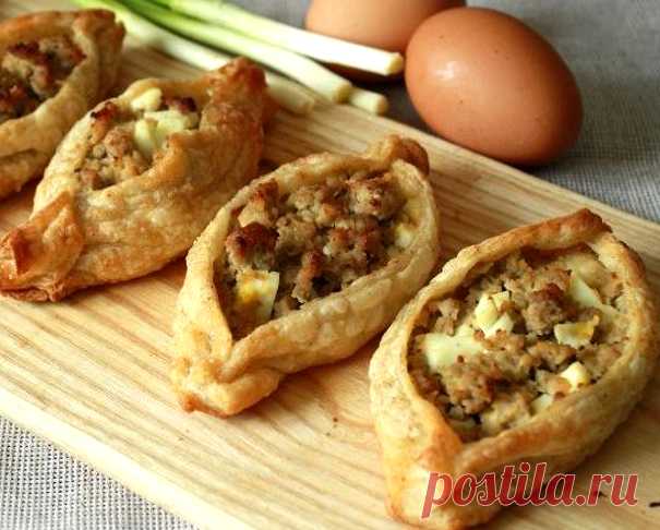 Ленивые расстегаи с фаршем и яйцами
Быстрый рецепт вкусных расстегаев.
