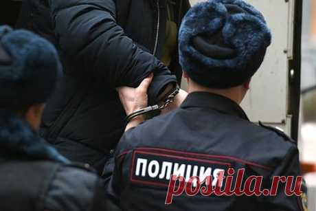 Россиянин зарезал сына в день его рождения во время ссоры из-за сожительницы. В Астраханской области задержали 65-летнего пенсионера, зарезавшего сына. Вечером 8 марта фигурант отмечал с потерпевшим его день рождения в селе Марфино. Там они поссорились из-за сожительницы сына. Тогда подозреваемый взял нож и ударил родственника в грудь, нанеся смертельное ранение.