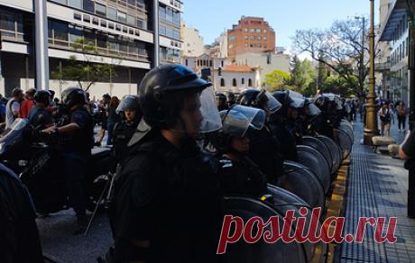 В Буэнос-Айресе прошел марш против нового правительства Аргентины. На улицы столицы южноамериканского государства вышли более 2 тыс. демонстрантов