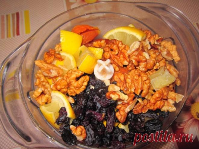 СМЕСЬ ИЗ ОРЕХОВ И СУХОФРУКТОВ С МЕДОМ – ПРИРОДНЫЙ ВИТАМИННЫЙ КОМПЛЕКС.