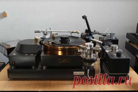 Insane heavily modified Micro Seiki SX-8000 Mk II with an additional VPI motor.
