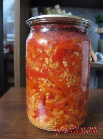 Перец с чесноком. Сильно остро...но вкусно!

5 кг красного сладкого перца
3-4 стручк горького перца
0.5 кг чеснока.
Рассол: 0.5 л масла растительного
1 ст сахара
3 ст ложки укс. эсенции
3 ст ложки соли
1 л воды

перец порезать полосками.
чеснок можно резать, но я давлю...
Все перемешивается, вскипятить.
по банкам.
В шубу до утра!
