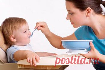 У ребенка и у родителей совсем разные взгляды на питание. Ребенок хочет есть часто и по чуть-чуть, а родители не готовы заниматься кормлением целый день и стараются за один присест запихнуть в малыша как можно больше полезной для него пищи. Ребенок сопротивляется, поскольку биологическая правда на его стороне. Поэтому родителям приходится идти на разные ухищрения, например, можно спеть вот такую песенку.