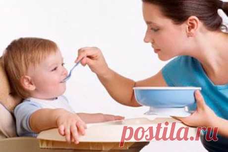 У ребенка и у родителей совсем разные взгляды на питание. Ребенок хочет есть часто и по чуть-чуть, а родители не готовы заниматься кормлением целый день и стараются за один присест запихнуть в малыша как можно больше полезной для него пищи. Ребенок сопротивляется, поскольку биологическая правда на его стороне. Поэтому родителям приходится идти на разные ухищрения, например, можно спеть вот такую песенку.