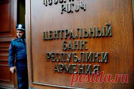 ЦБ Армении объяснил ситуацию с картами «Мир» в стране. Центробанк Армении объяснил ситуацию с использованием в стране карт российской платежной системы «Мир». Согласно заявлению регулятора, коммерческие банки самостоятельно управляют своими рисками, в том числе касающимися вторичных санкций. Ранее карты «Мир» перестали принимать банки Турции, Казахстана и Вьетнама.