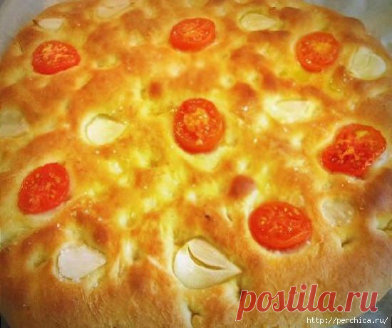 Картофельная фокача с томатами и чесноком - итальянская лепешка.