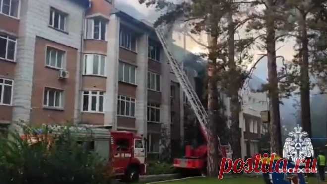 В Новосибирской области загорелся многоэтажный дом. В Бердске Новосибирской области горит крыша четырехэтажки, предварительно, на 500 квадратных метрах. Об этом сообщает МЧС в Telegram-канале. По данным ведомства, из подъезда горящего здания спасены 9 жильцов, они не пострадали. ...