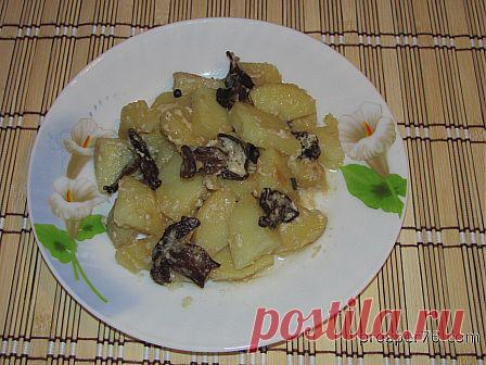 Тушеная картошка с сушеными грибами | prosper76.com
Зачастую в грибной сезон запасливые хозяйки засушивают ассорти из разных видов грибов, порой наши родственники и друзья, заядлые грибники, дарят нам связку ароматных сушеных грибов, чтоб побаловать семью грибными изысками. Сегодня речь пойдет о рецепте приготовления тушеной картошки с