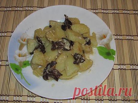 Тушеная картошка с сушеными грибами | prosper76.com
Зачастую в грибной сезон запасливые хозяйки засушивают ассорти из разных видов грибов, порой наши родственники и друзья, заядлые грибники, дарят нам связку ароматных сушеных грибов, чтоб побаловать семью грибными изысками. Сегодня речь пойдет о рецепте приготовления тушеной картошки с