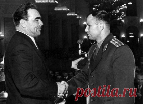 Л.И. Брежнев вручает майору Гагарину знак космонавта. Чтоб никто не сомневался, что Гагарин космонавт. СССР. 60-е. / История цивилизаций!