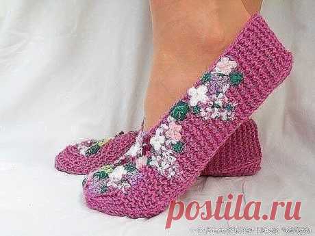 КАК СВЯЗАТЬ УЮТНЫЕ ТАПОЧКИ СПИЦАМИ. 
ВЯЖУТСЯ ОЧЕНЬ ПРОСТО И БЫСТРО.