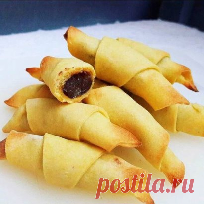 Рогалики с финиками
 325.01 ккал/100 г  Б/Ж/У: 5.39 / 15.03 / 42.71 
Ингредиенты:
12 фиников
щепотка соли
125 г. ц/з муки
125 г. кукурузной муки
4 ст. л. оливкового масла
1/2 ст. газированной воды
Приготовление:
Смешиваем газированную воду, растительное масло и соль.
Добавляем понемногу муку и замешиваем мягкое эластичное тесто.
У фиников вынимаем косточки и каждый делим пополам.
Тесто делим на 3 части, каждую часть раскатываем в круг, делим на 8 секций. Скручиваем половинки фиников