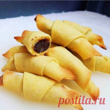 Рогалики с финиками
 325.01 ккал/100 г  Б/Ж/У: 5.39 / 15.03 / 42.71 
Ингредиенты:
12 фиников
щепотка соли
125 г. ц/з муки
125 г. кукурузной муки
4 ст. л. оливкового масла
1/2 ст. газированной воды
Приготовление:
Смешиваем газированную воду, растительное масло и соль.
Добавляем понемногу муку и замешиваем мягкое эластичное тесто.
У фиников вынимаем косточки и каждый делим пополам.
Тесто делим на 3 части, каждую часть раскатываем в круг, делим на 8 секций. Скручиваем половинки фиников